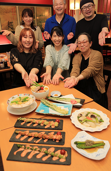 自慢の料理を手に9年ぶりの「赤穂アスパラ横丁」をPRする参加店