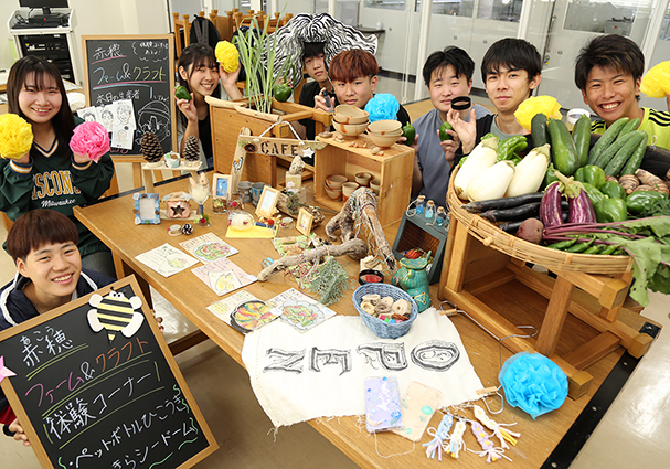 期間限定の仮設ショップ「赤穂ファーム&クラフト」を出店する関西福祉大学のみなさん