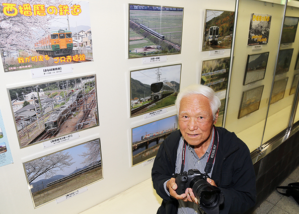 21回目となる鉄道写真展を開いているアマチュア鉄道写真家の吉栖清美さん