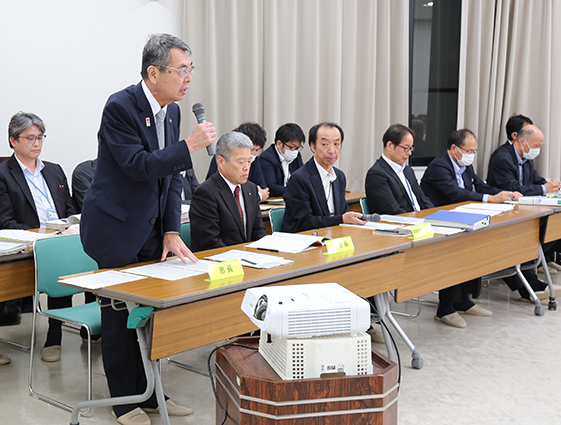 赤穂市民病院の経営改革に関する市民説明会に臨んだ牟礼正稔市長ら幹部職員