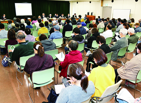 赤穂市民病院の経営形態移行に関して行われた市民説明会=29日、市民会館