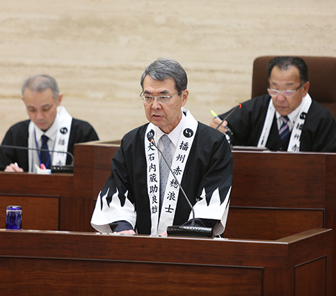 市議会本会議で答弁する牟礼正稔市長