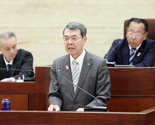 「市政運営責任」として自身を含む市幹部の給料カットを申し出た牟礼正稔市長