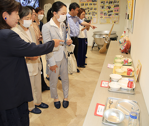 赤穂市学校給食センターで行われた「西はりま女性議員の会」の行政視察