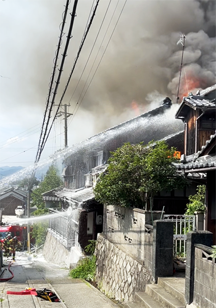 消火活動中の火災現場=午後2時51分、近隣住民撮影