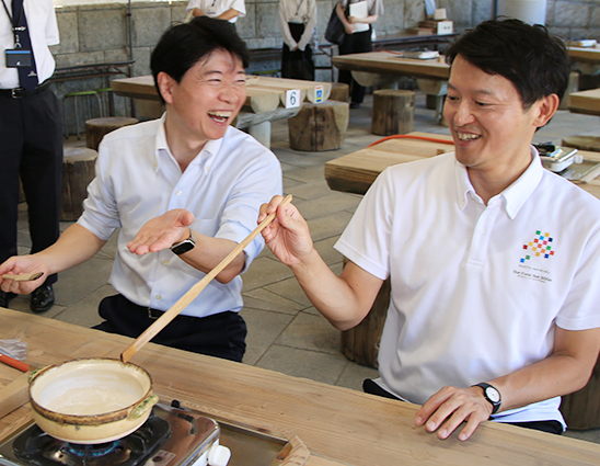 塩づくり体験も楽しんだ両知事