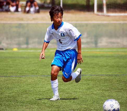 全国中学校サッカー大会でプレーする清原静十朗君=家族提供
